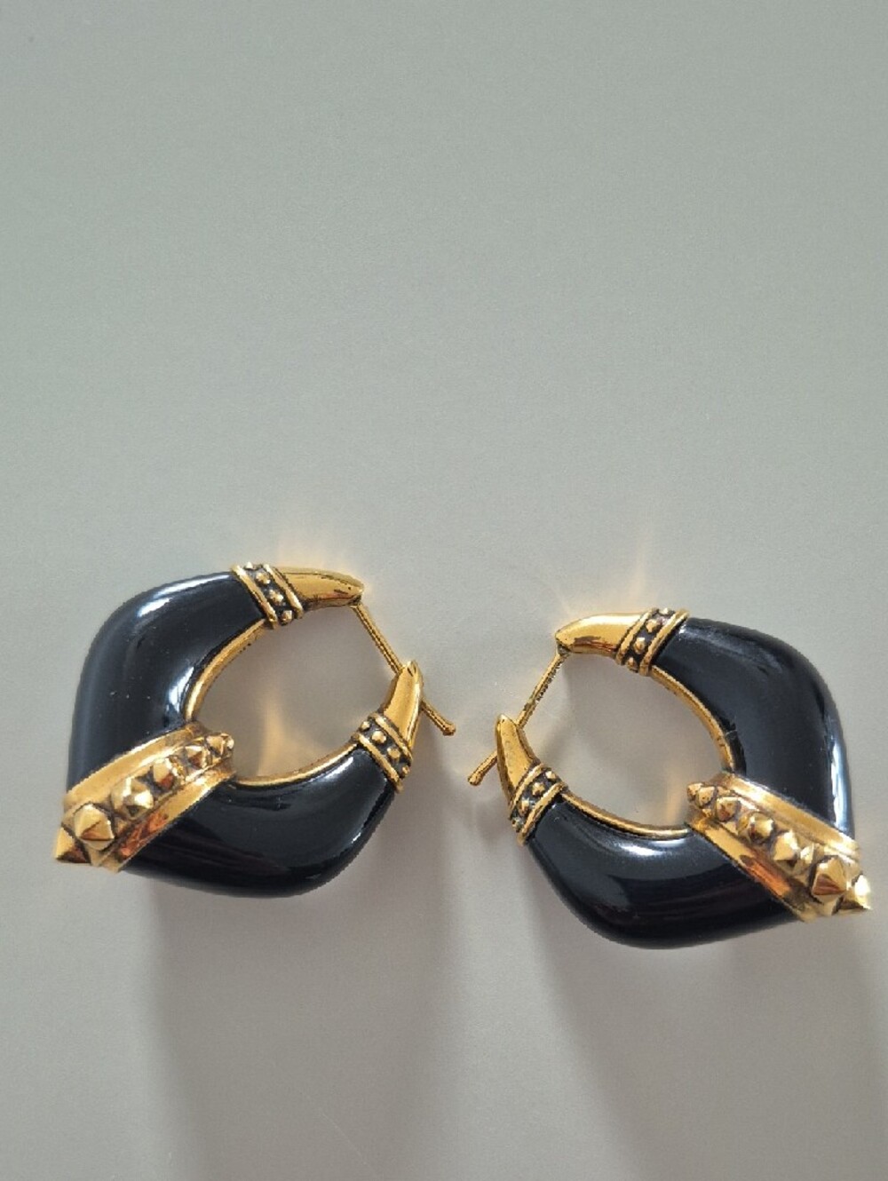 Alexander McQueen Gold and Black Horn Hoop Earrings - Picture 9 of 16